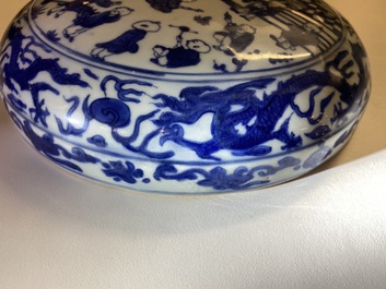Un couvercle d'une bo&icirc;te ronde en porcelaine de Chine en bleu et blanc &agrave; d&eacute;cor des '100 gar&ccedil;ons', Wanli