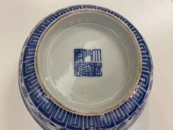 Une paire de bols 'wan shou wu jiang' en porcelaine de Chine en bleu et blanc, marque et &eacute;poque de Qianlong