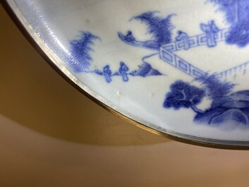 Een Chinees blauw-wit 'Bleu de Hue bord' voor de Vietnamese markt, Nha Ngoc merk, 19e eeuw