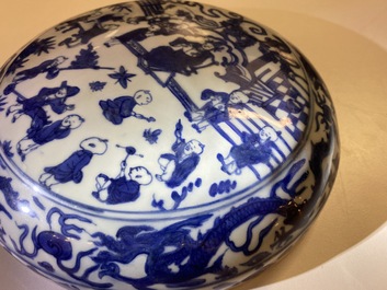 Un couvercle d'une bo&icirc;te ronde en porcelaine de Chine en bleu et blanc &agrave; d&eacute;cor des '100 gar&ccedil;ons', Wanli