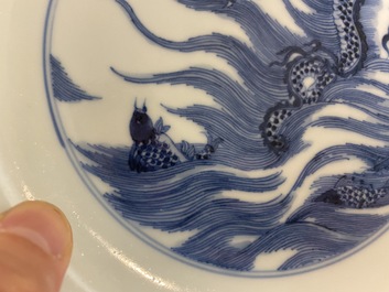 Une assiette en porcelaine de Chine en bleu et blanc &agrave; d&eacute;cor d'un dragon et d'un carpe, marque de Kangxi, R&eacute;publique
