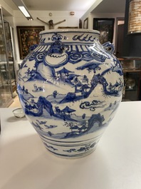 Un vase en porcelaine de Chine en bleu et blanc &agrave; d&eacute;cor de paysages de montagne, Wanli