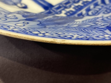 Une paire de plats en porcelaine de Chine en bleu et blanc &agrave; d&eacute;cor d'une sc&egrave;ne du 'Xi Xiang Ji', Yongzheng