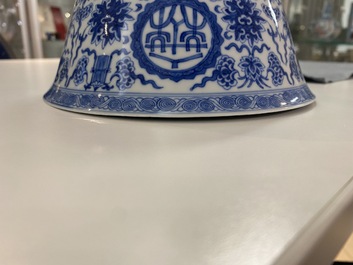 Une paire de bols 'wan shou wu jiang' en porcelaine de Chine en bleu et blanc, marque et &eacute;poque de Qianlong