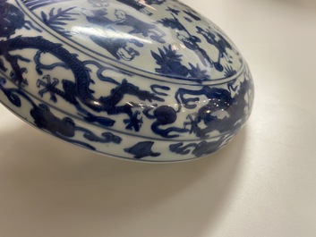 Un couvercle d'une bo&icirc;te ronde en porcelaine de Chine en bleu et blanc &agrave; d&eacute;cor des '100 gar&ccedil;ons', Wanli