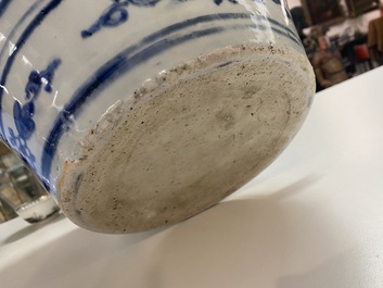 Een Chinese blauw-witte vaas met berglandschappen, Wanli