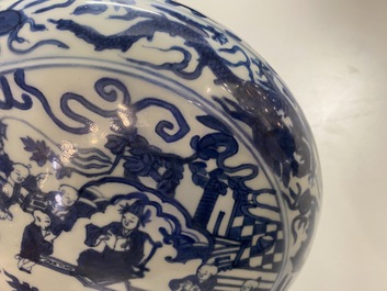 Un couvercle d'une bo&icirc;te ronde en porcelaine de Chine en bleu et blanc &agrave; d&eacute;cor des '100 gar&ccedil;ons', Wanli