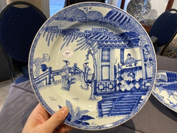 Une paire de plats en porcelaine de Chine en bleu et blanc &agrave; d&eacute;cor d'une sc&egrave;ne du 'Xi Xiang Ji', Yongzheng