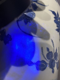 Un vase de forme bouteille en porcelaine de Chine en bleu et blanc de type kraak de l'&eacute;pave 'Hatcher', &eacute;poque Transition
