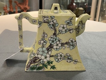 Een Chinese verte biscuit theepot met gele fondkleur, 19e eeuw