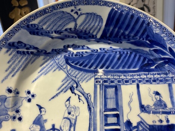 Une paire de plats en porcelaine de Chine en bleu et blanc &agrave; d&eacute;cor d'une sc&egrave;ne du 'Xi Xiang Ji', Yongzheng