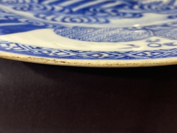 Une paire de plats en porcelaine de Chine en bleu et blanc &agrave; d&eacute;cor d'une sc&egrave;ne du 'Xi Xiang Ji', Yongzheng