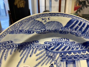 Une paire de plats en porcelaine de Chine en bleu et blanc &agrave; d&eacute;cor d'une sc&egrave;ne du 'Xi Xiang Ji', Yongzheng