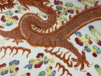 Een zeer grote Chinese famille rose 'draken' schotel, Yongzheng merk, Guangxu