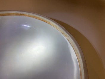 Un couvercle d'une bo&icirc;te ronde en porcelaine de Chine en bleu et blanc &agrave; d&eacute;cor des '100 gar&ccedil;ons', Wanli