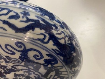 Un couvercle d'une bo&icirc;te ronde en porcelaine de Chine en bleu et blanc &agrave; d&eacute;cor des '100 gar&ccedil;ons', Wanli