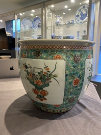 Une paire de vases couverts en porcelaine de Chine famille verte et un aquarium, 19&egrave;me