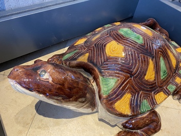 Une grande tortue en porcelaine de Chine &agrave; &eacute;mail sancai, 20&egrave;me