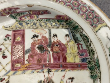 Een paar Chinese famille rose 'Keizer Yang' borden, Qianlong