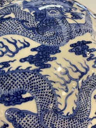 Een Chinese blauw-witte 'baoyueping' vaas met draken, Qianlong merk, Republiek