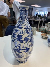 Un vase de forme 'baoyueping' en porcelaine de Chine en bleu et blanc &agrave; d&eacute;cor de dragons, R&eacute;publique