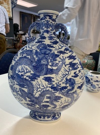 Een Chinese blauw-witte 'baoyueping' vaas met draken, Qianlong merk, Republiek