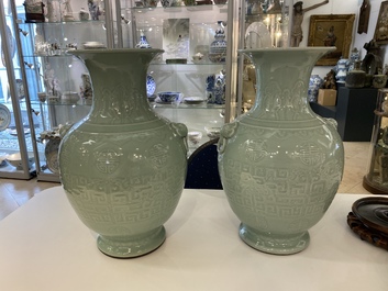 Een paar Chinese monochrome celadon vazen met onderglazuur decor op houten sokkels, Qianlong merk, 18/19e eeuw