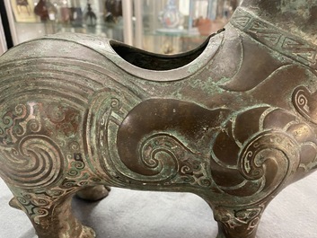 Une verseuse de type 'xizun' en forme de b&eacute;lier en bronze incrust&eacute; d'argent, Chine, Ming