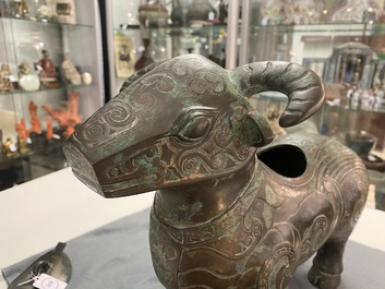 Een Chinese met zilver ingelegde bronzen 'xizun' kan in de vorm van een ram, Ming