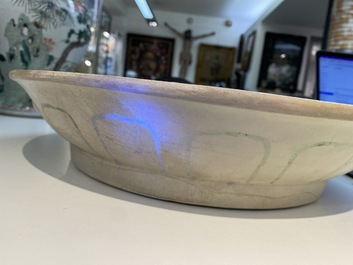 Un plat en gr&egrave;s porcelaineux d'Annam ou Vietnam &agrave; d&eacute;cor d'un lion bouddhiste en bleu, blanc, vert et dor&eacute;, 14/15&egrave;me