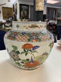 Een Chinese wucai vaas met floraal decor, 19e eeuw