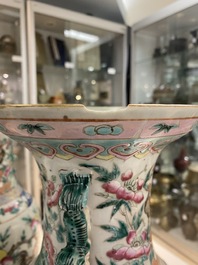 Une paire de vases en porcelaine de Chine famille rose, 19&egrave;me