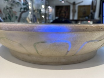 Un plat en gr&egrave;s porcelaineux d'Annam ou Vietnam &agrave; d&eacute;cor d'un lion bouddhiste en bleu, blanc, vert et dor&eacute;, 14/15&egrave;me