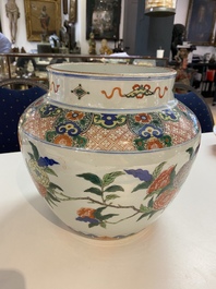 Een Chinese wucai vaas met floraal decor, 19e eeuw