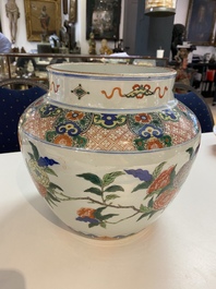 Un vase en porcelaine de Chine wucai &agrave; d&eacute;cor floral, 19&egrave;me