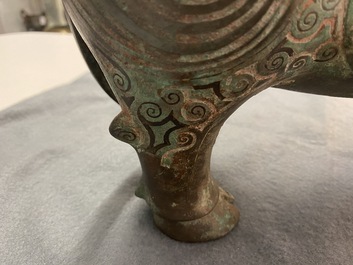 Une verseuse de type 'xizun' en forme de b&eacute;lier en bronze incrust&eacute; d'argent, Chine, Ming