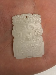 Een Chinese hanger in witte jade, Qing