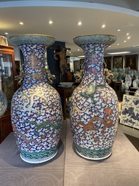 Une paire de grands vases en porcelaine de Chine famille rose &agrave; d&eacute;cor de dragons, 19&egrave;me