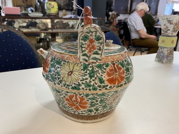 A Chinese famille verte lime pot and cover with floral design for the Vietnamese market, Kangxi