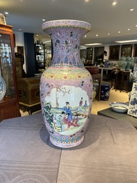 Un grand vase en porcelaine de Chine famille rose &agrave; d&eacute;cor de femmes dans un jardin, R&eacute;publique