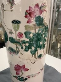 Un vase de forme rouleau en porcelaine de Chine famille rose &agrave; d&eacute;cor de papillons et de grues, 19&egrave;me