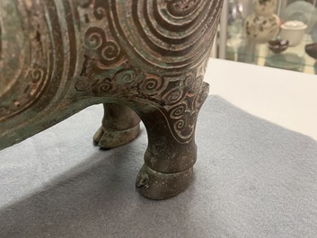 Une verseuse de type 'xizun' en forme de b&eacute;lier en bronze incrust&eacute; d'argent, Chine, Ming