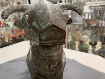 Een Chinese met zilver ingelegde bronzen 'xizun' kan in de vorm van een ram, Ming