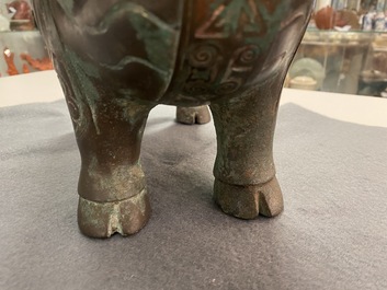 Une verseuse de type 'xizun' en forme de b&eacute;lier en bronze incrust&eacute; d'argent, Chine, Ming