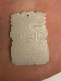 Een Chinese hanger in witte jade, Qing
