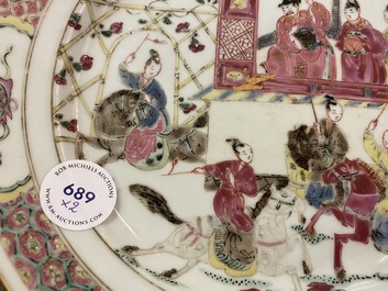Une paire d'assiettes en porcelaine de Chine famille rose &agrave; d&eacute;cor de l'Emp&eacute;reur Yang, Qianlong