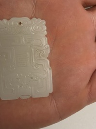 Een Chinese hanger in witte jade, Qing