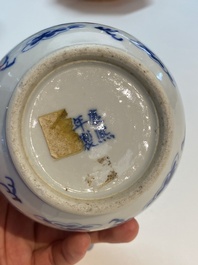 Un lave-pinceaux en porcelaine de Chine en bleu et blanc &agrave; d&eacute;cor de lions bouddhistes, marque de Kangxi, 19&egrave;me
