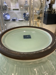 Een paar Chinese monochrome celadon vazen met onderglazuur decor op houten sokkels, Qianlong merk, 18/19e eeuw