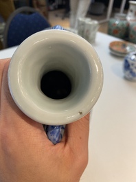 Un vase de forme 'baoyueping' en porcelaine de Chine en bleu et blanc &agrave; d&eacute;cor de dragons, R&eacute;publique